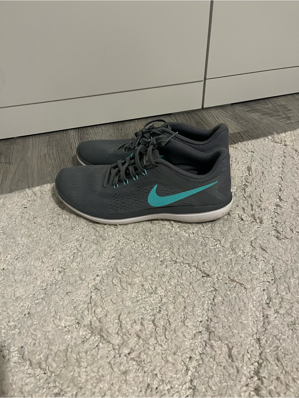 Nike flex run Gray Sneakers with Teal Swoosh size 8 2016